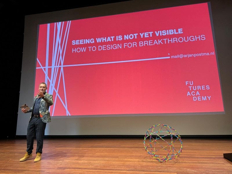 Arjan Postma op het podium: Seeing what is not yet visible
